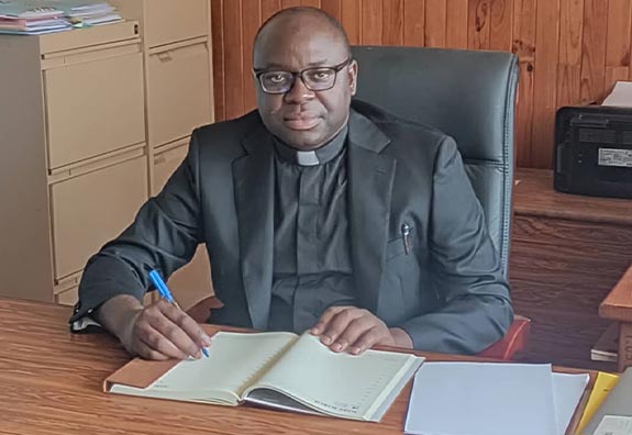 Rév. Père Pr François NDZANA - Doyen Faculté de Théologie